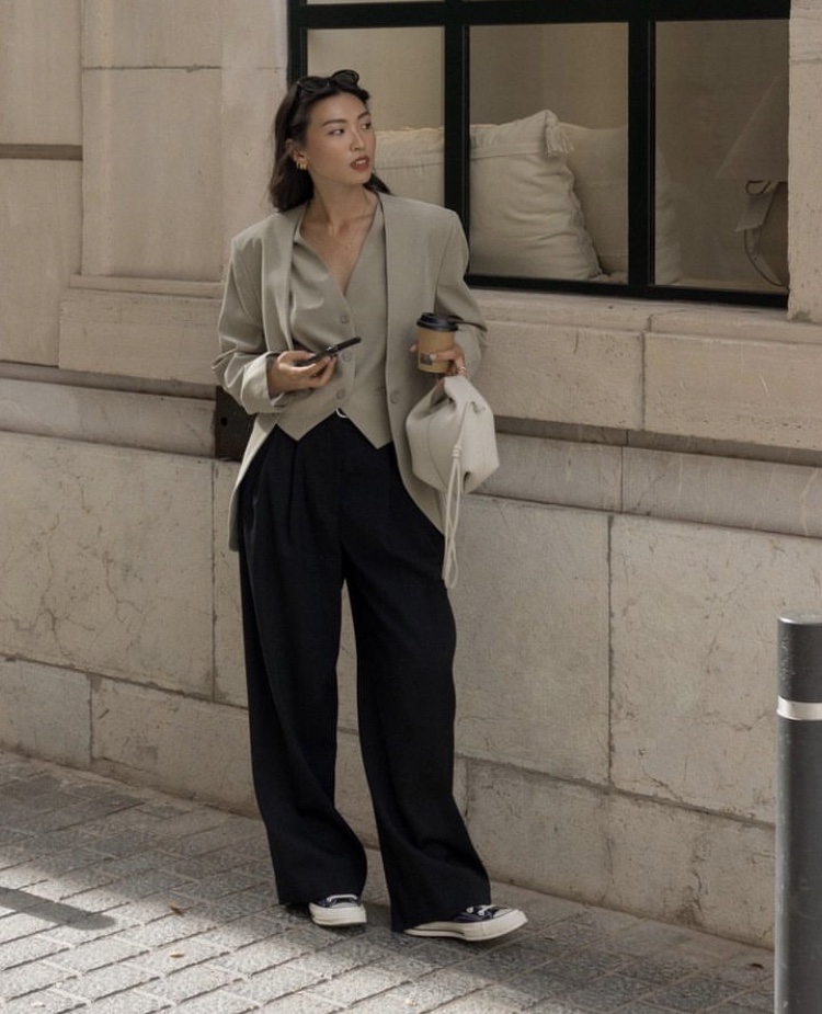 7 Black Pants Outfits That Are Perfect For Fall
