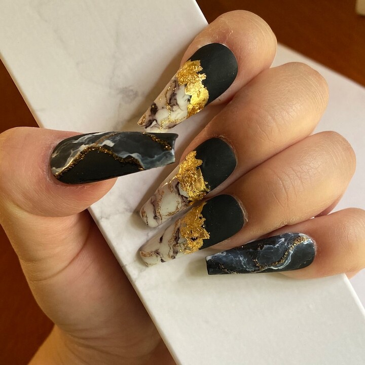 13 Top Black And Gold Glitter Nails | Gold sparkle nails, Gold glitter nails,  Gold nails